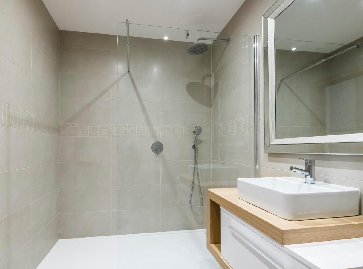 Coolhouses Lagos, 2 Bed Stylish City Flat, Rooftop Shared Pool, Clayheart Luaran gambar